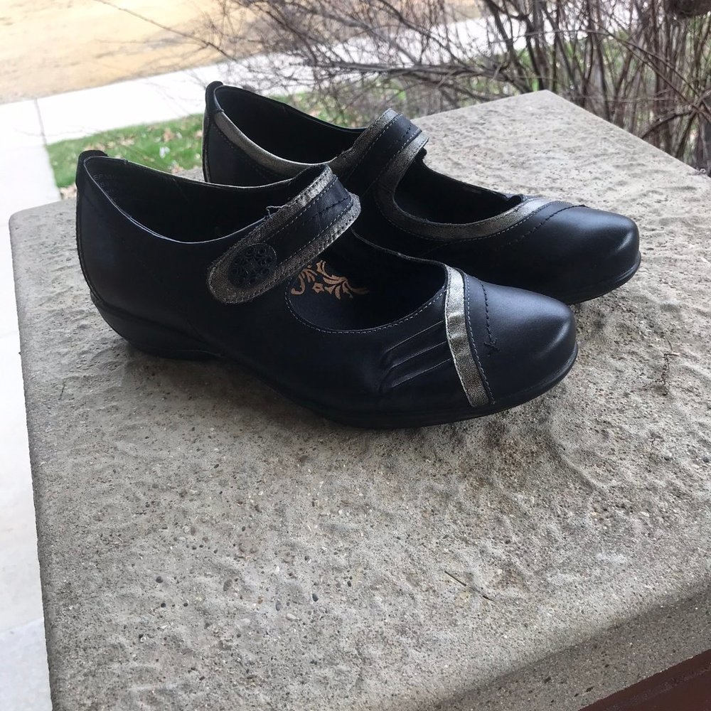 Aetrex black and gold Mary Janes, 8.5/39